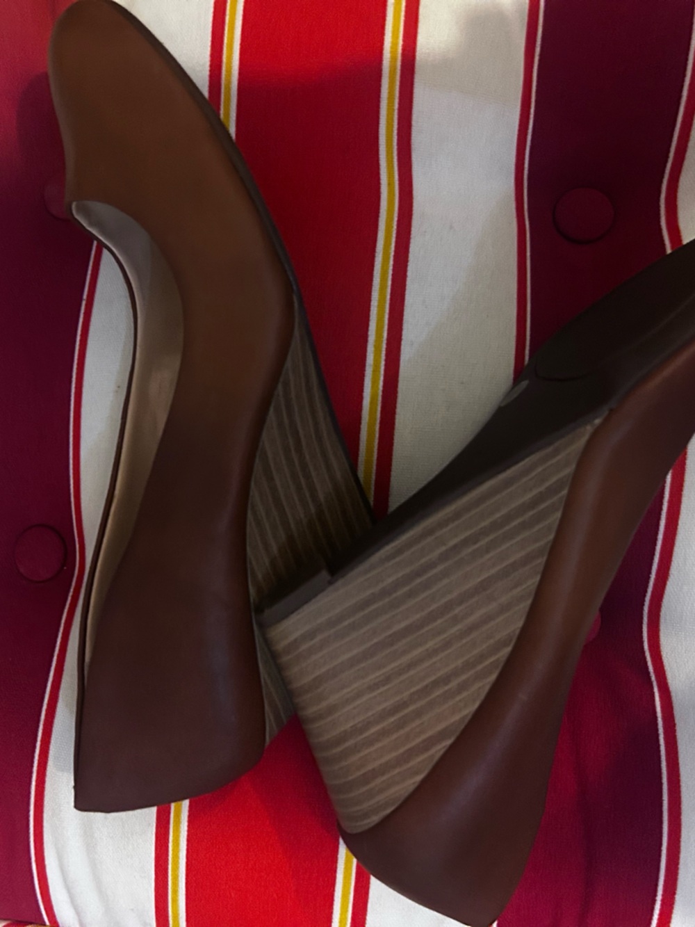 Brown size 9 ladies wedge shoes. Almost like new.